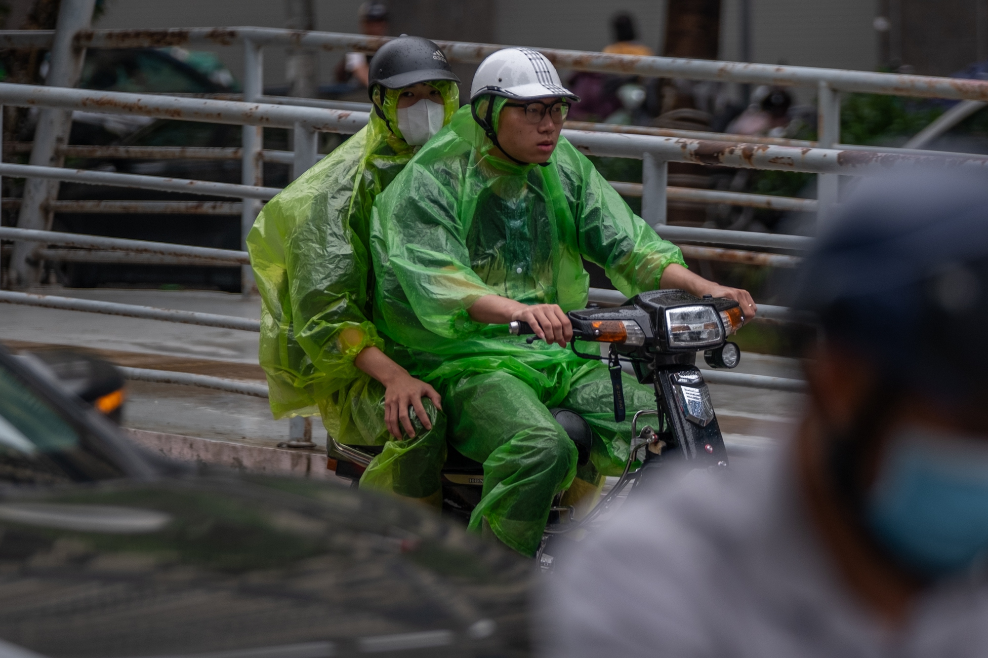 Hà Nội đón không khí lạnh đầu mùa , người dân khoác thêm áo ấm sáng đầu tuần - Ảnh 6.