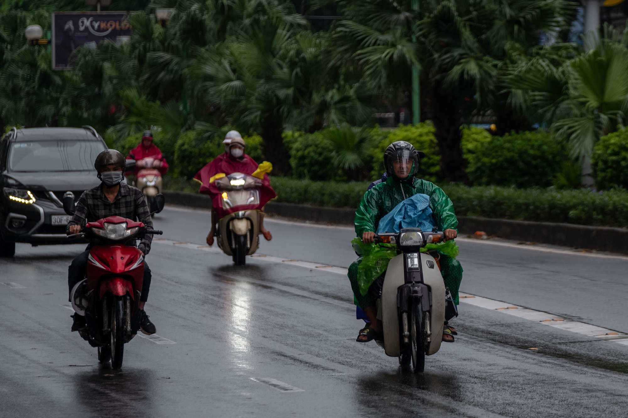 Hà Nội đón không khí lạnh đầu mùa , người dân khoác thêm áo ấm sáng đầu tuần - Ảnh 8.