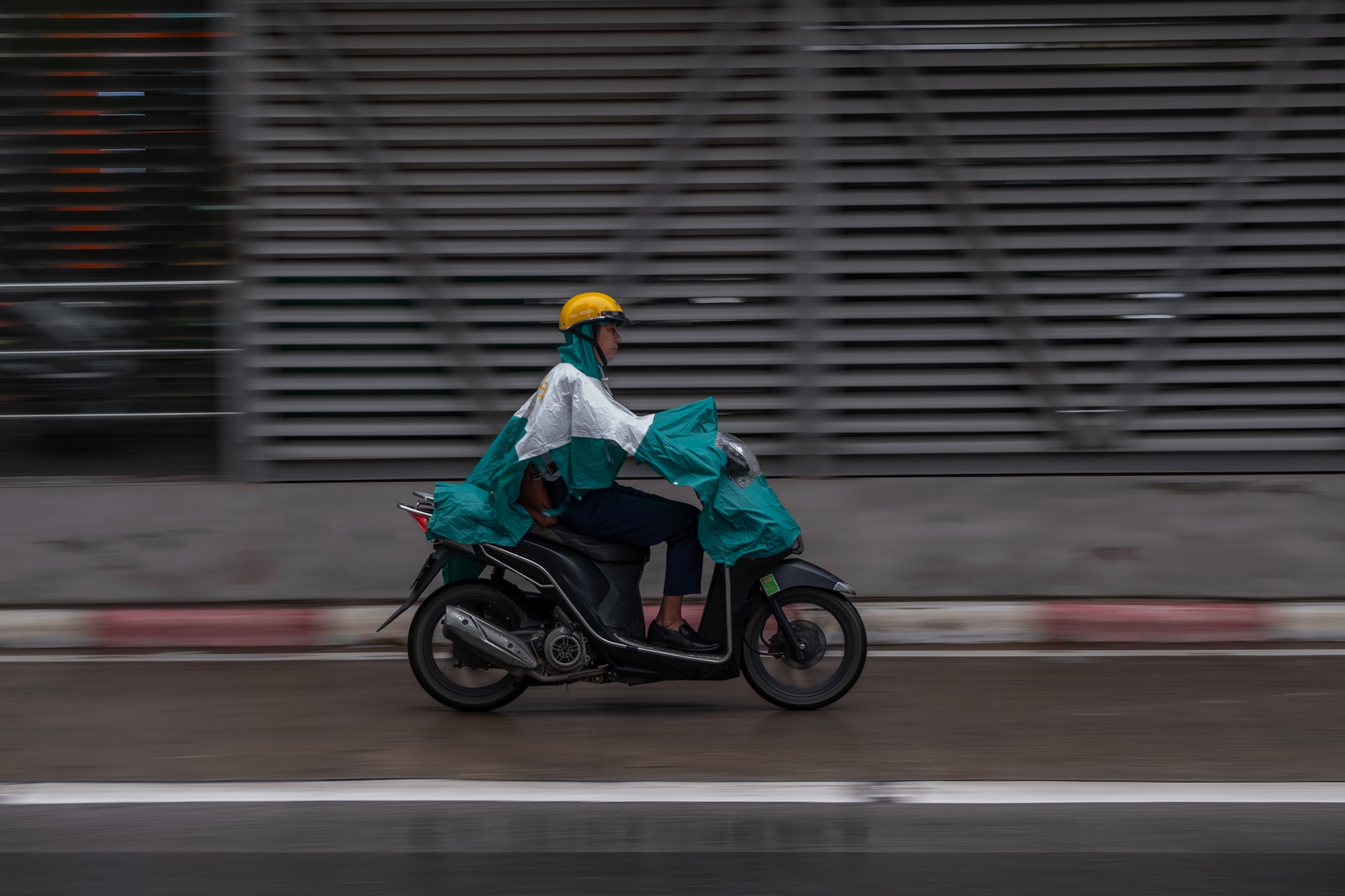 Hà Nội đón không khí lạnh đầu mùa , người dân khoác thêm áo ấm sáng đầu tuần - Ảnh 10.