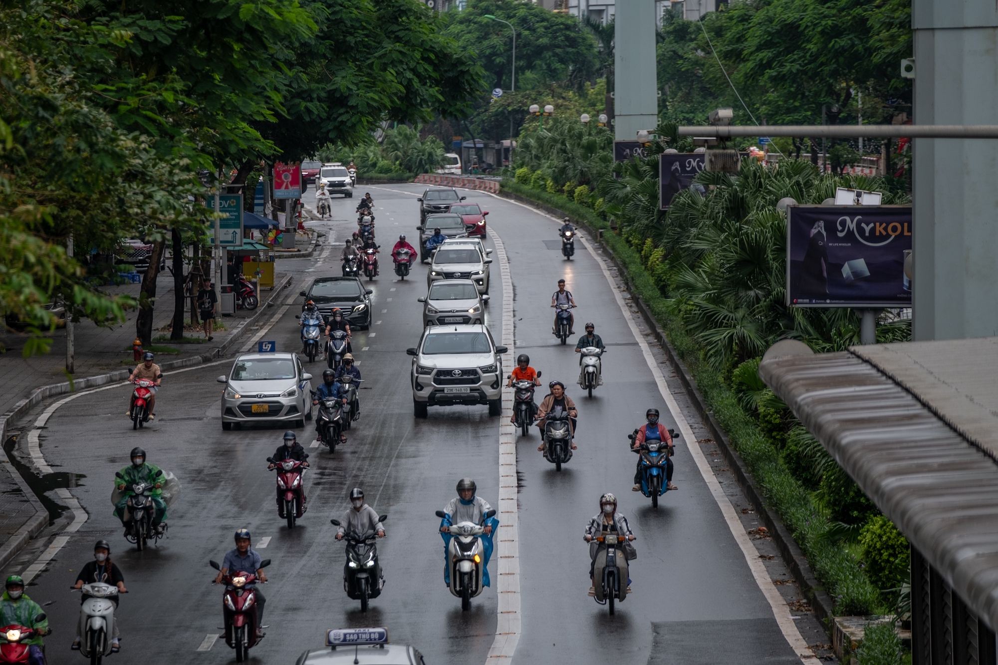 Hà Nội đón không khí lạnh đầu mùa , người dân khoác thêm áo ấm sáng đầu tuần - Ảnh 2.