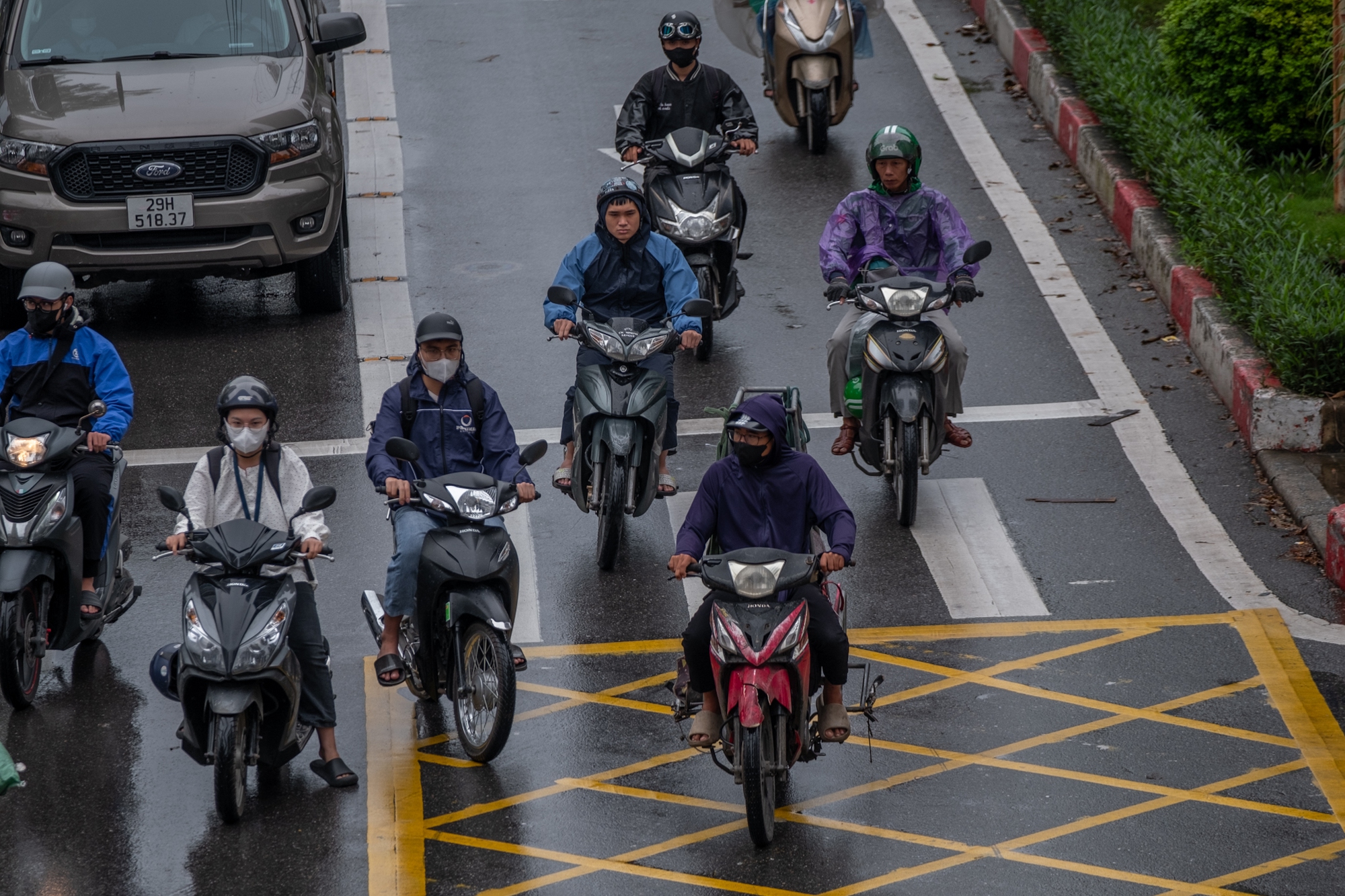 Hà Nội đón không khí lạnh đầu mùa , người dân khoác thêm áo ấm sáng đầu tuần - Ảnh 4.