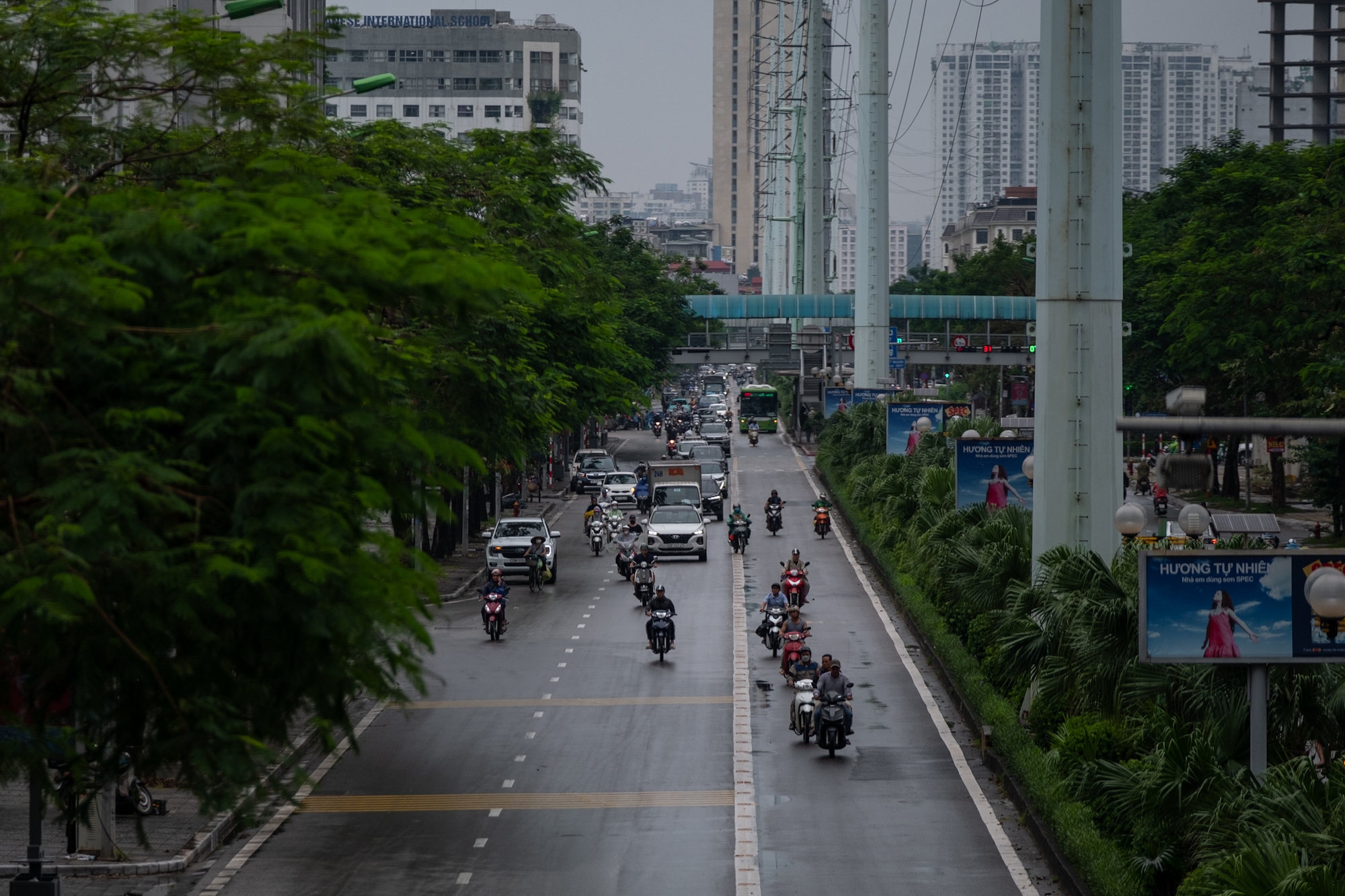 Hà Nội đón không khí lạnh đầu mùa , người dân khoác thêm áo ấm sáng đầu tuần - Ảnh 15.