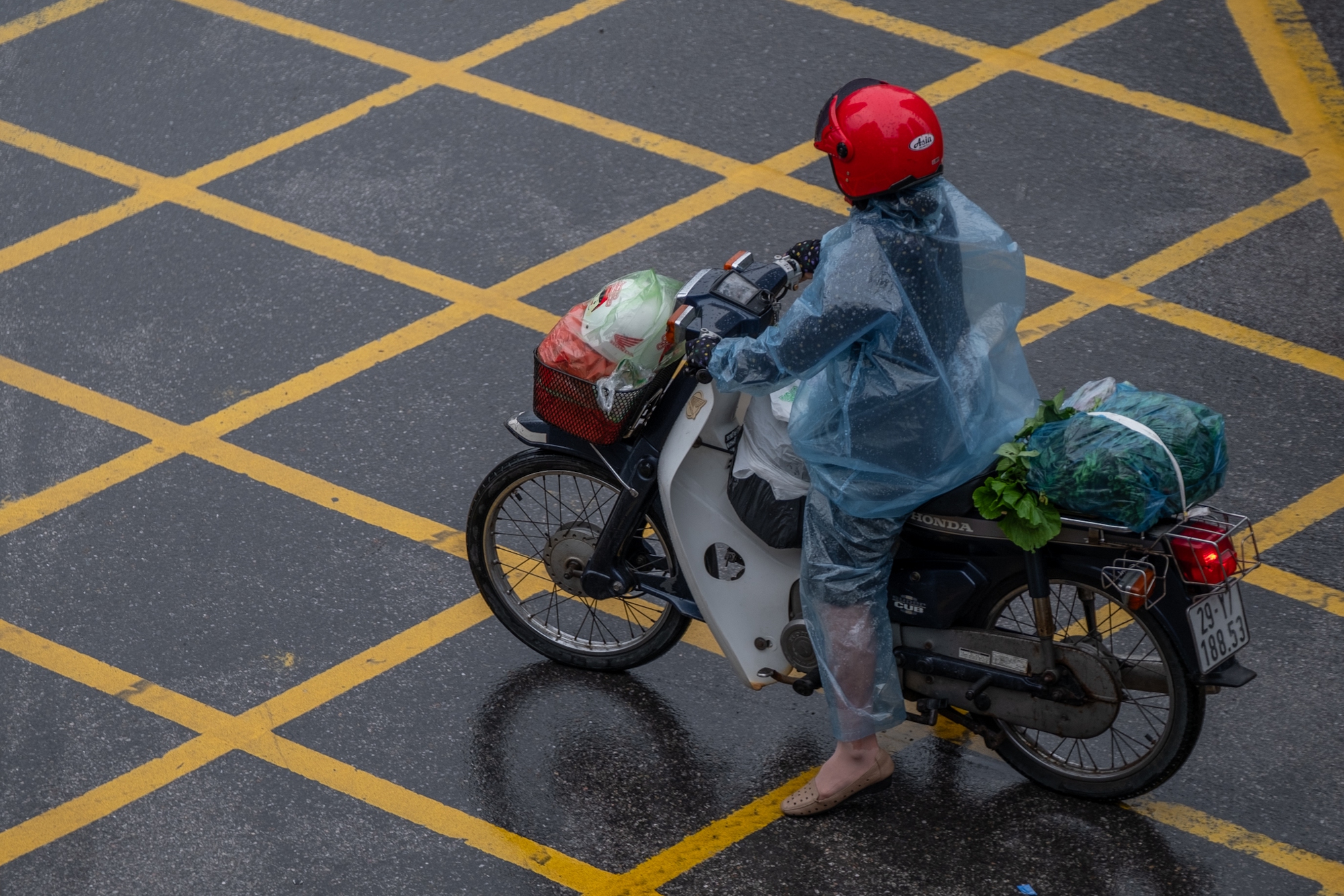 Hà Nội đón không khí lạnh đầu mùa , người dân khoác thêm áo ấm sáng đầu tuần - Ảnh 11.