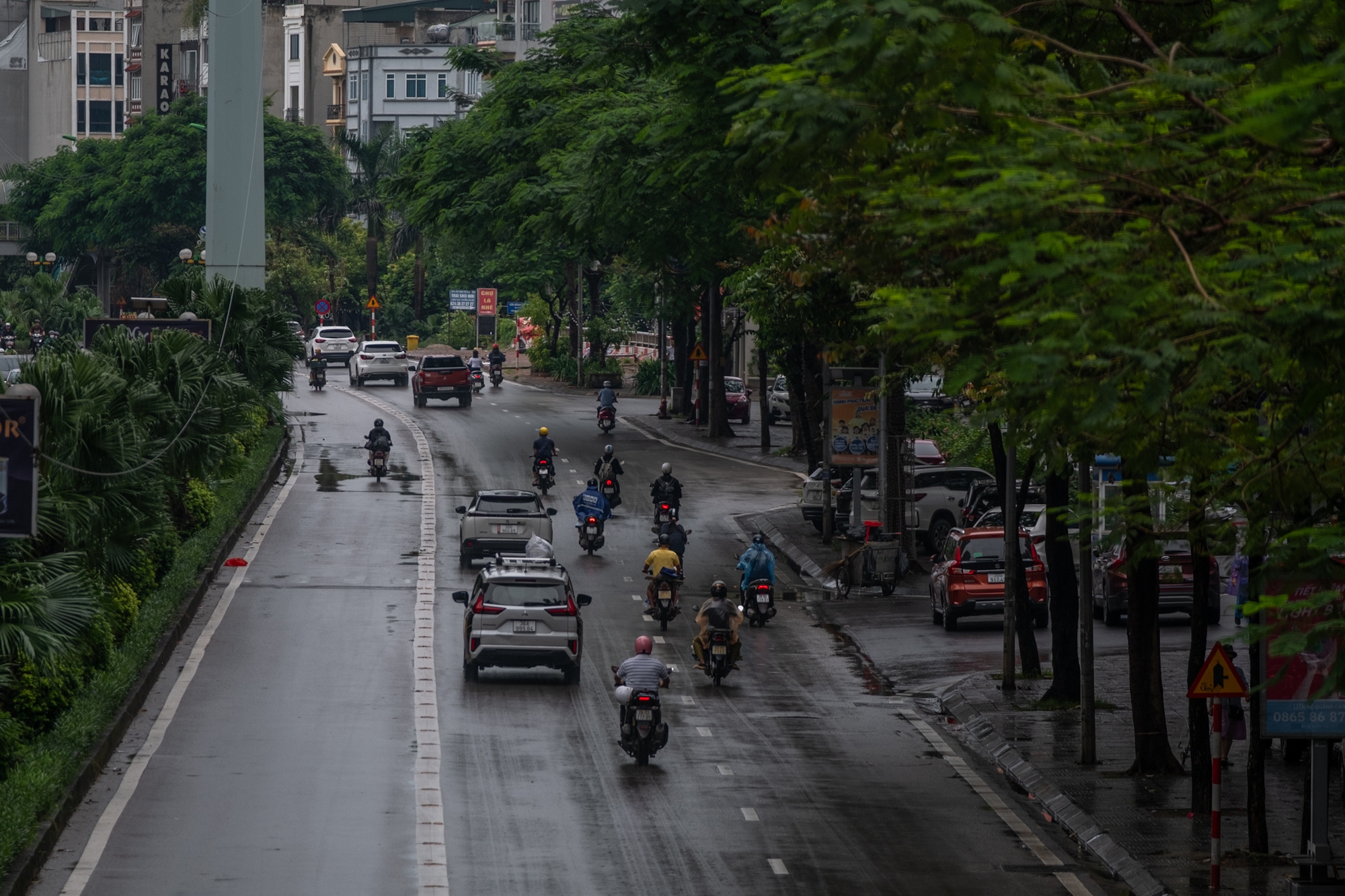 Hà Nội đón không khí lạnh đầu mùa , người dân khoác thêm áo ấm sáng đầu tuần - Ảnh 3.