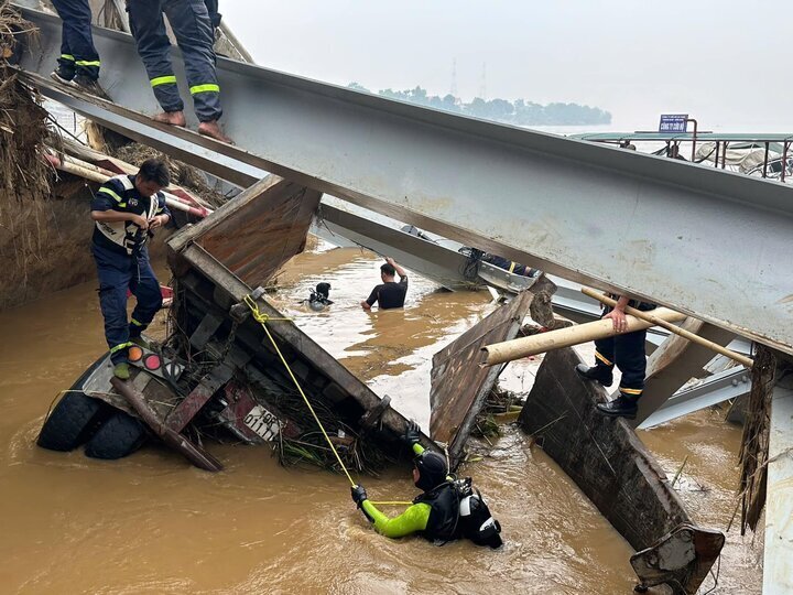 Chi hơn 9 tỷ đồng trục vớt cầu Phong Châu và phương tiện rơi xuống sông - Ảnh 1.