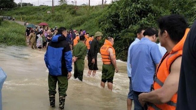 Qua đập tràn thanh hóa , 2 người bị lũ cuốn trôi - Ảnh 1.