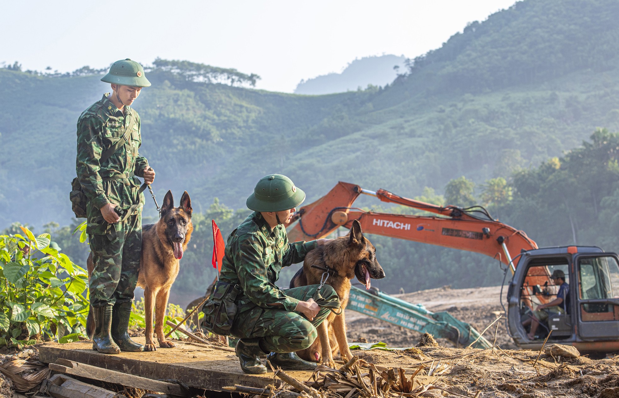 Cảm động những chú quân khuyển Biên phòng tìm kiếm tại Làng Nủ - Ảnh 9.