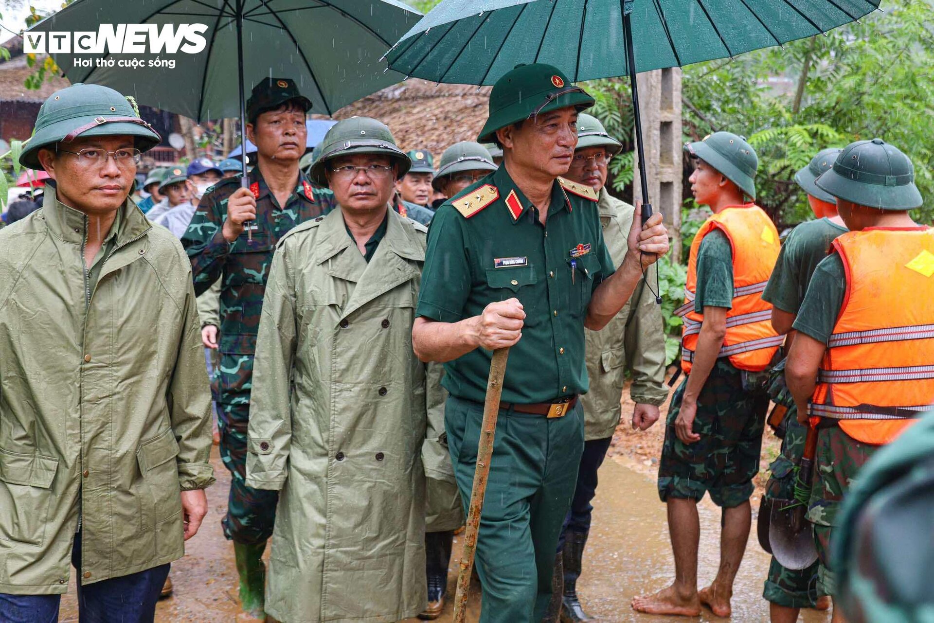 Bộ đội vượt khó khăn tìm kiếm nạn nhân trận lũ quét Làng Nủ - Ảnh 6.