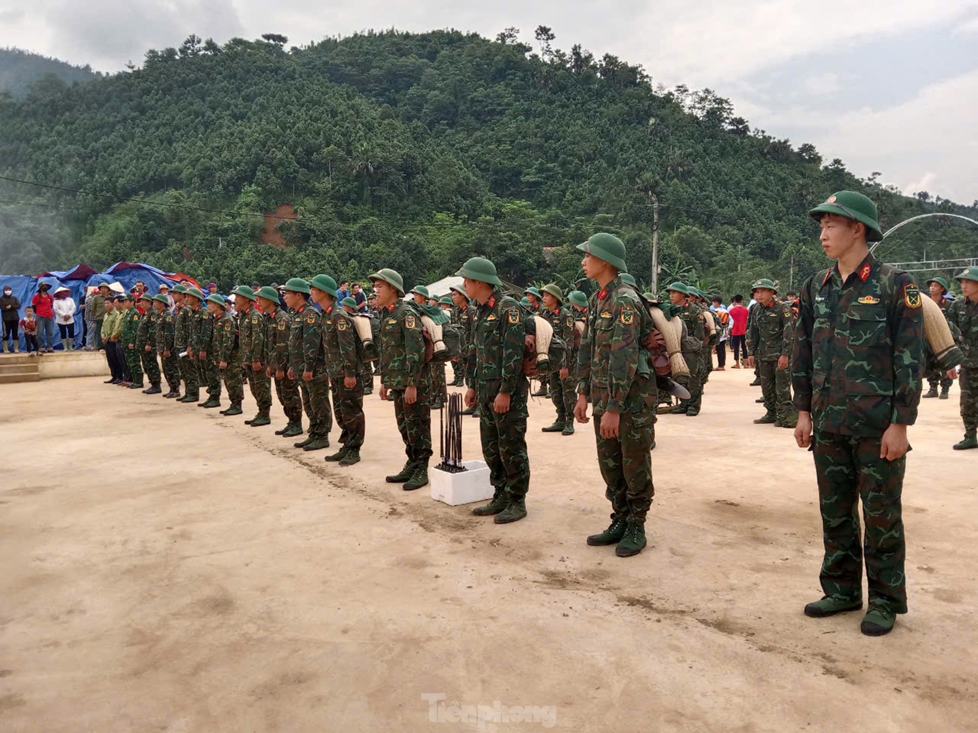 Bịn rịn chia tay Làng Nủ , 400 lính trở về đơn vị - Ảnh 5.