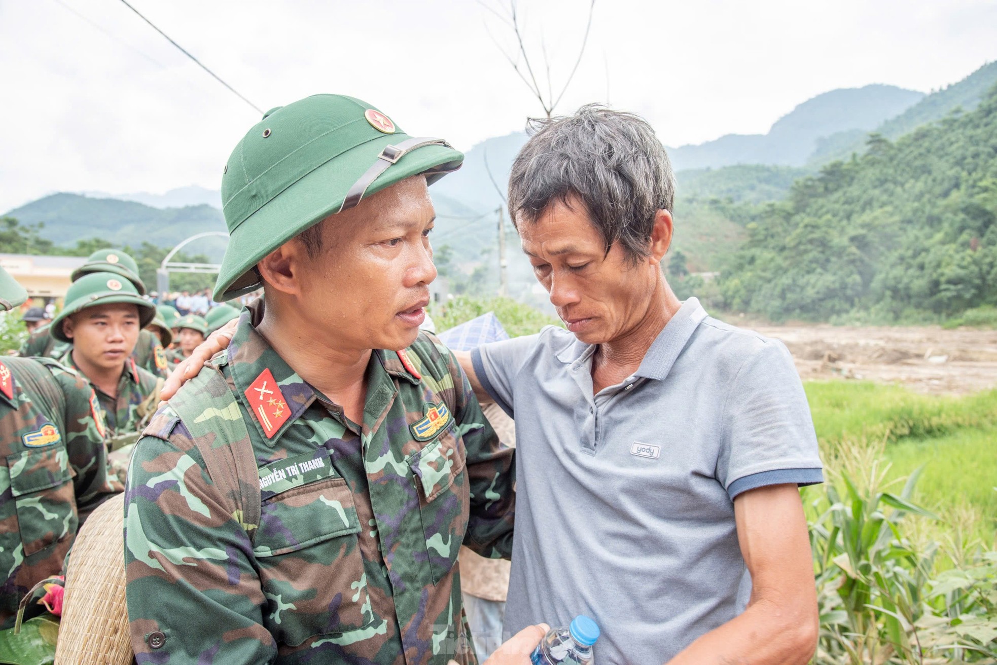 Bịn rịn chia tay Làng Nủ , 400 lính trở về đơn vị - Ảnh 12.