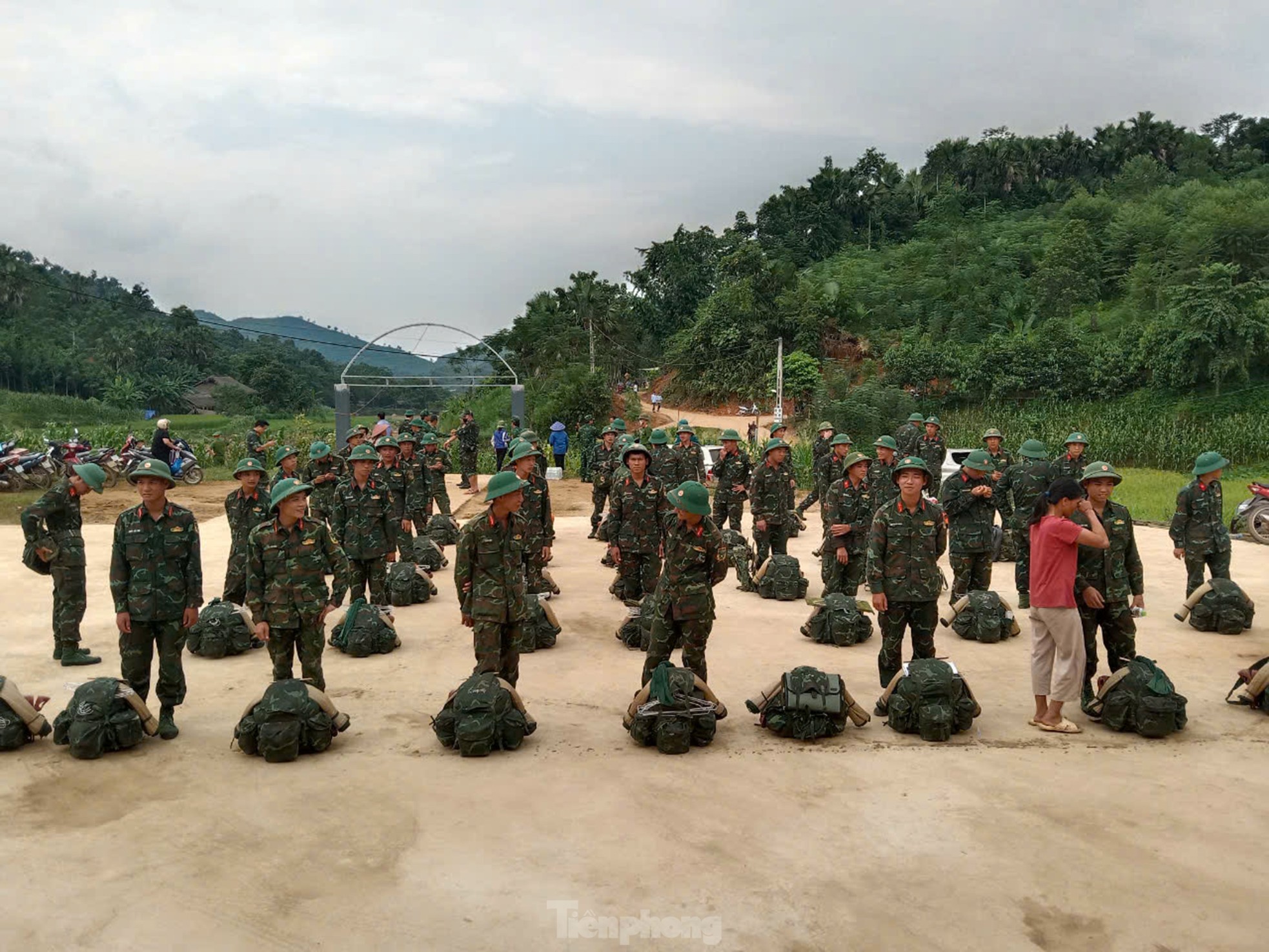 Bịn rịn chia tay Làng Nủ , 400 lính trở về đơn vị - Ảnh 4.