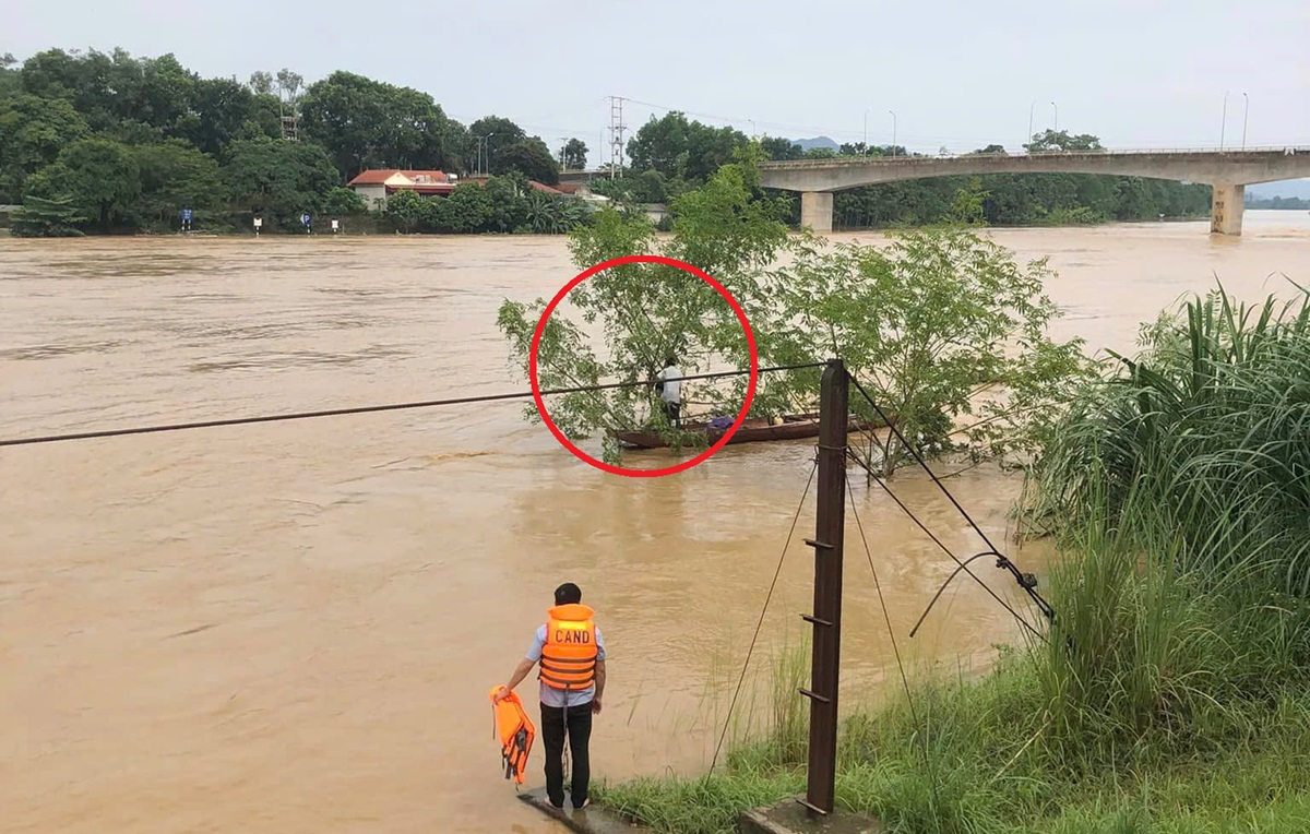 Người đàn ông bị lũ cuốn trôi 2 km trên sông Mã- Ảnh 1.