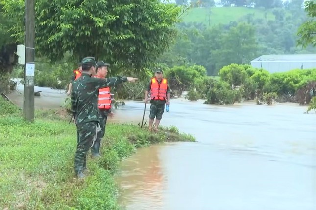 Tìm thấy thi thể hai nạn nhân bị lũ cuốn trôi tại Mộc Châu Sau 3 ngày tìm kiếm - Ảnh 1.