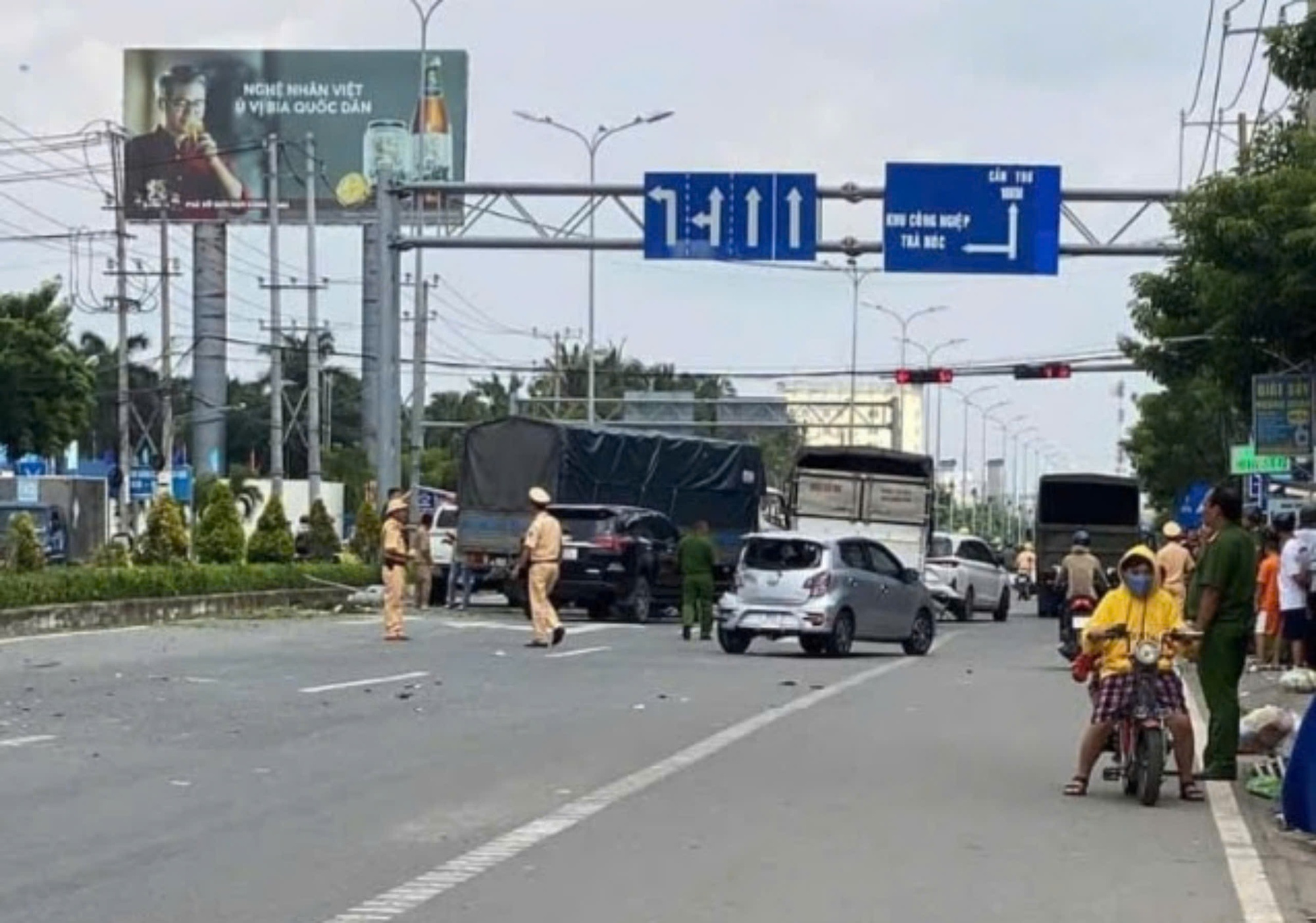 Xe tải “điên” làm loạn trên đường, tông hàng loạt xe máy ở Cần Thơ- Ảnh 1.