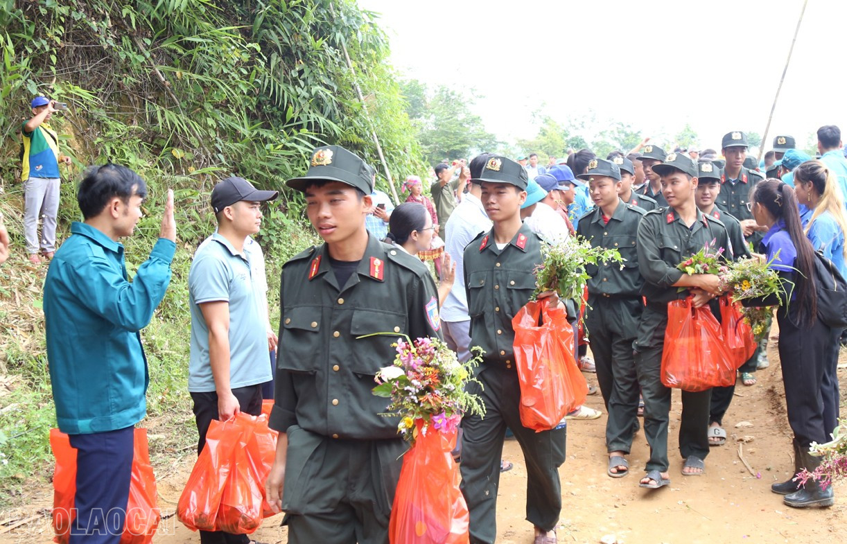 Bí thư thôn Nậm Tông vừa phát biểu vừa nức nở trước giây phút chia tay lực lượng cứu hộ: Ai nghe cũng trực trào nước mắt- Ảnh 3.