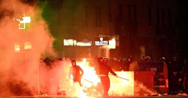 Bạo lực kinh hoàng ở bóng đá Italia: Hooligan tấn công cảnh sát bằng gậy bóng chày - Ảnh 1.