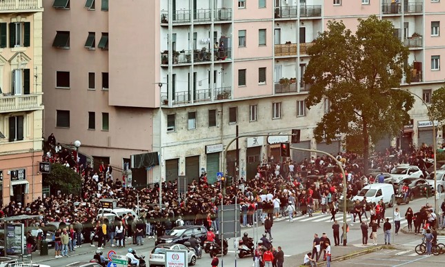 Bạo lực kinh hoàng ở bóng đá Italia: Hooligan tấn công cảnh sát bằng gậy bóng chày - Ảnh 2.