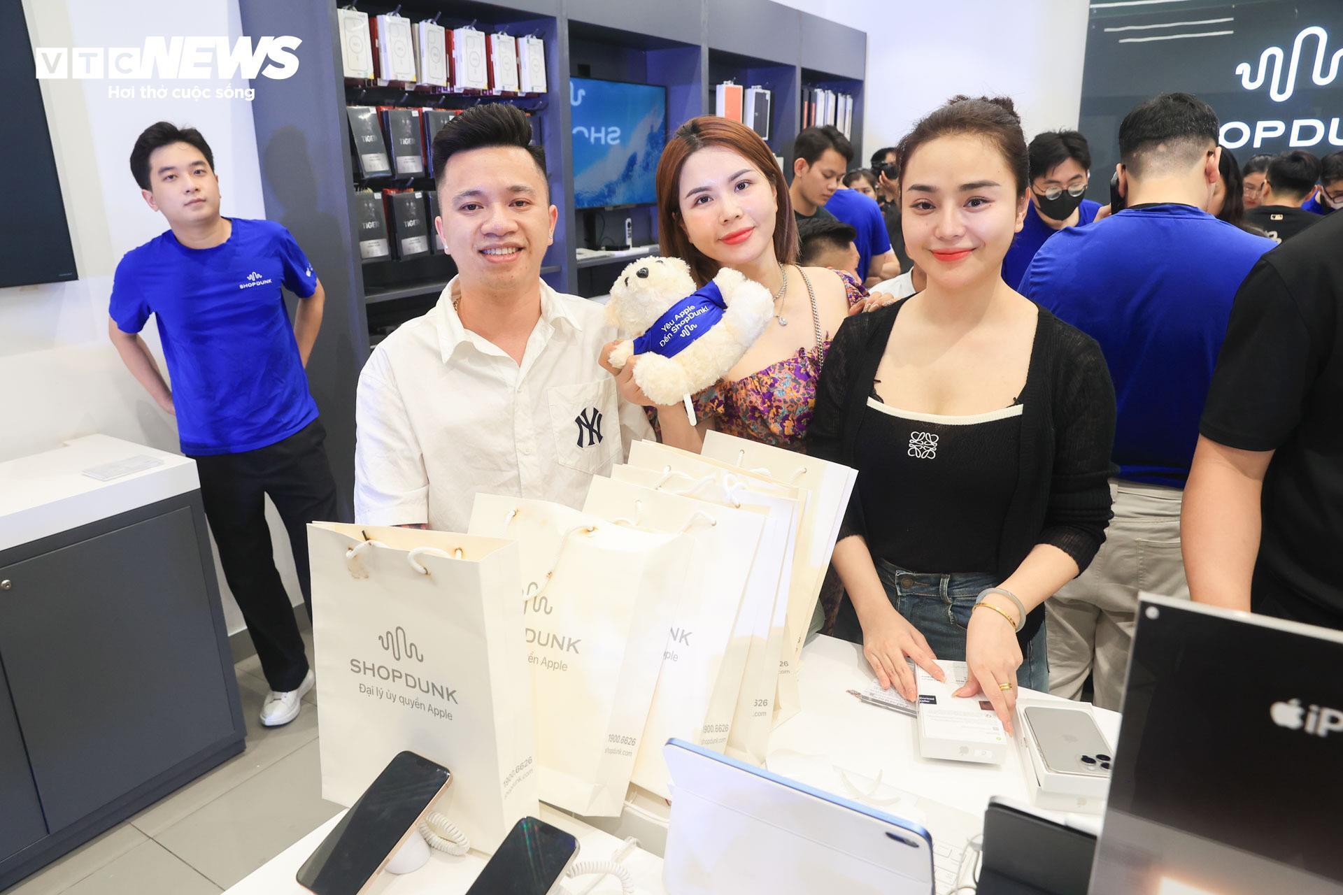 Nam thanh niên cầu hôn bạn gái bằng iPhone 16 Pro Max trong ngày đầu mở bán - Ảnh 5.