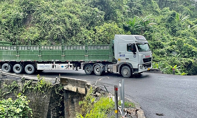 Một tỉnh miền Trung sẽ hoàn thiện tuyến đường bộ ngắn nhất kết nối với Lào và Thái Lan - Ảnh 2.