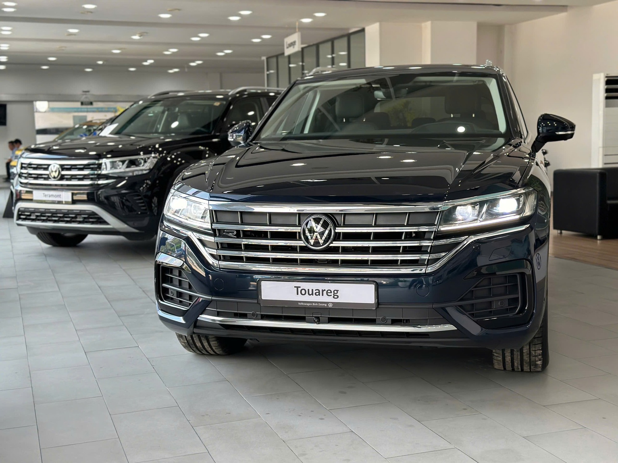 VW Touareg bản mới về đại lý: Giá 2,788 tỷ ngang GLC 300, có đèn ma trận, mâm to, treo khí nén - Ảnh 2.