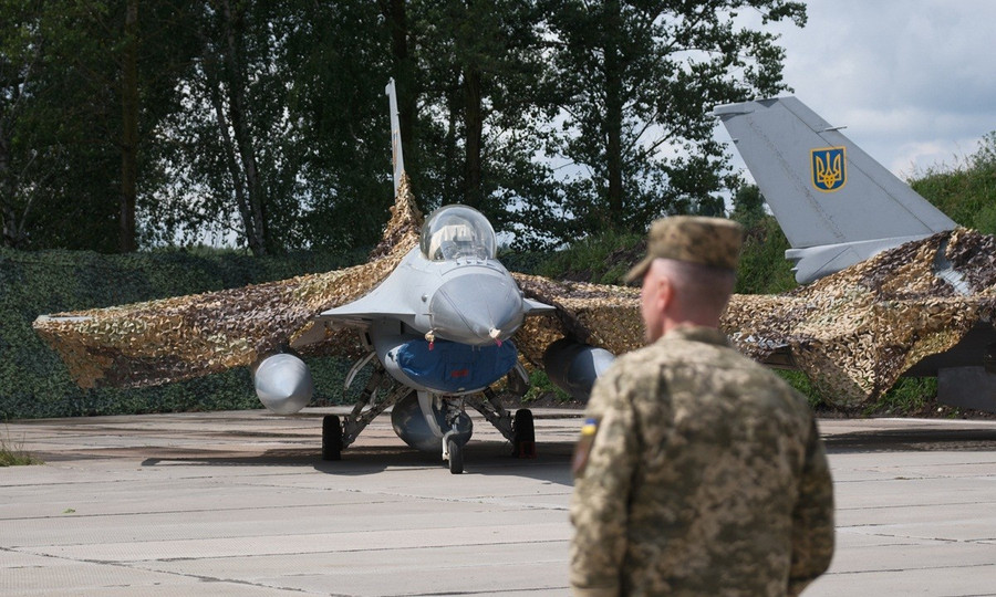 Nơi trú ẩn của F-16 như ngôi nhà giấy khi bị Kinzhal tấn công- Ảnh 1.