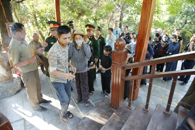 Hình ảnh xúc động tại Lễ an táng phu nhân Đại tướng Võ Nguyên Giáp tại Vũng Chùa - Đảo Yến- Ảnh 14.