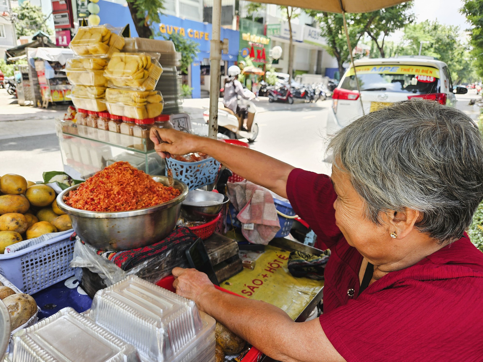 "Tiểu thư" bán cóc chín lề đường thu nhập đến 30 triệu/ tháng, giá mắc cỡ nào dân văn phòng cũng ráng mua bằng được- Ảnh 10.