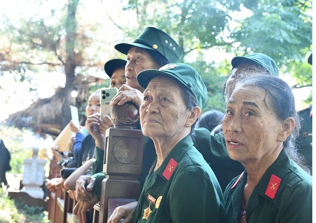 Hình ảnh xúc động tại Lễ an táng phu nhân Đại tướng Võ Nguyên Giáp tại Vũng Chùa - Đảo Yến- Ảnh 7.