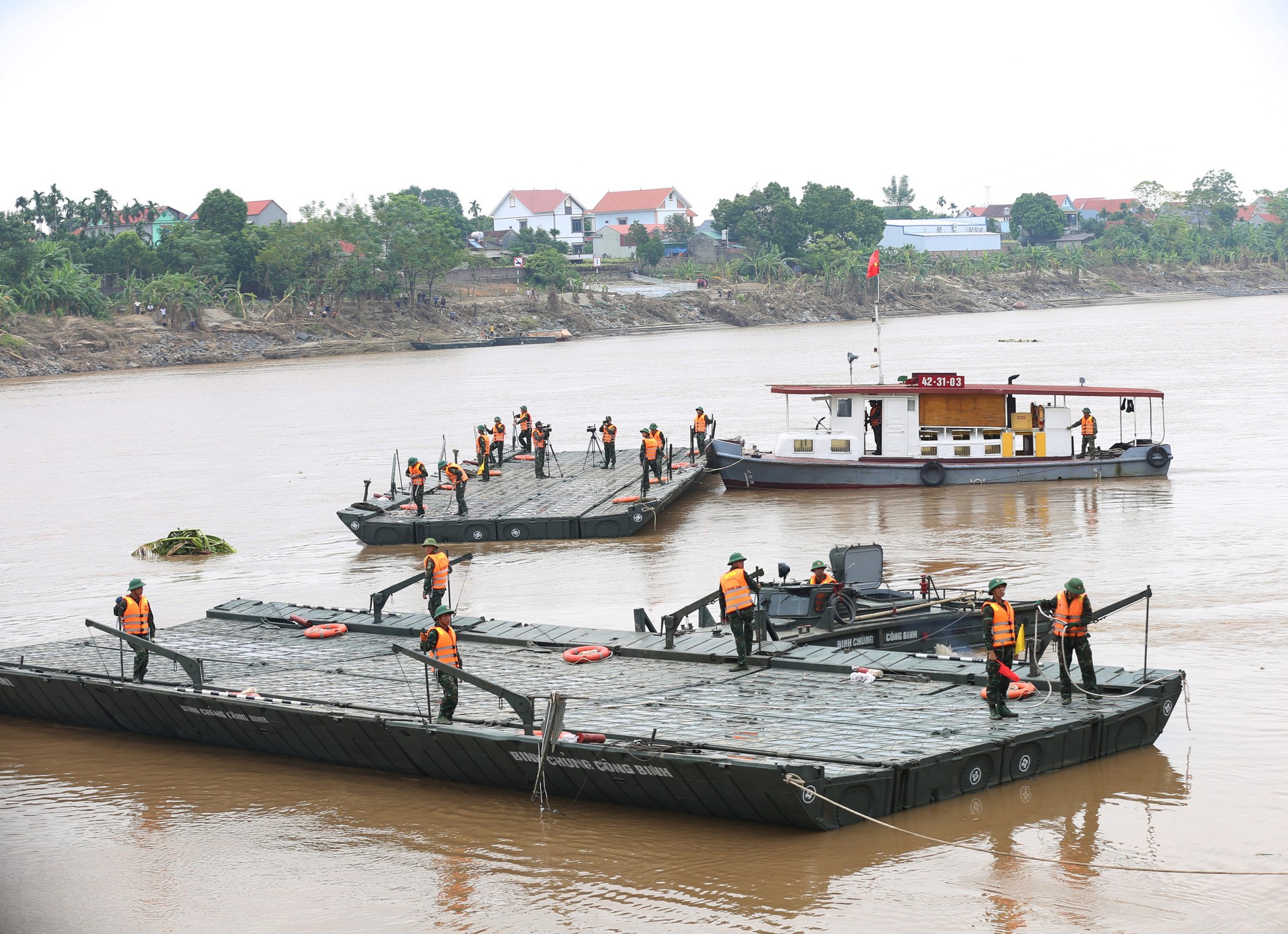 Cận cảnh cầu phao 60 tấn được hoàn thiện, thay thế cầu Phong Châu sau gần 20 ngày xảy ra sự cố kinh hoàng - Ảnh 9.