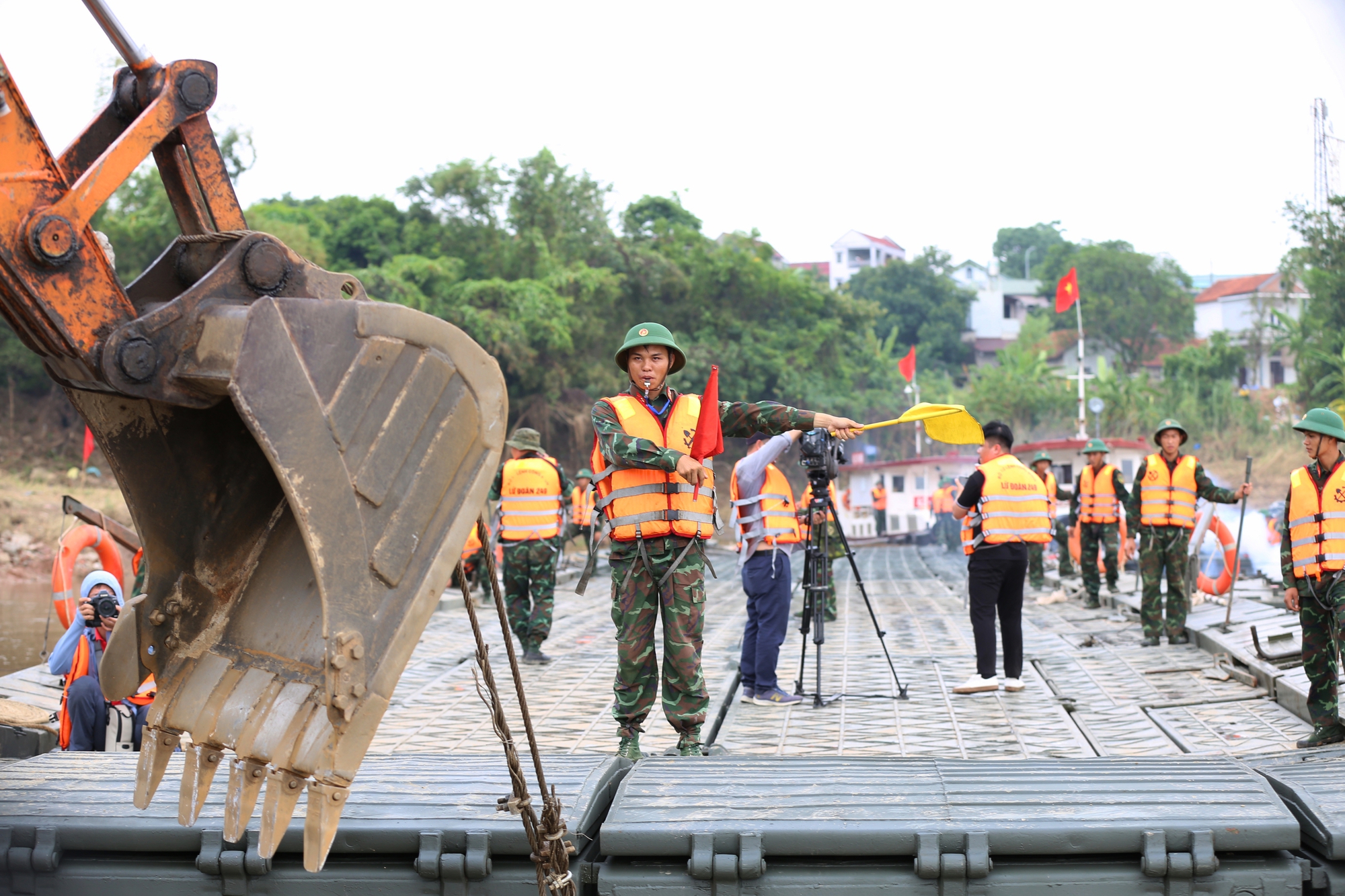 Cận cảnh cầu phao 60 tấn được hoàn thiện, thay thế cầu Phong Châu sau gần 20 ngày xảy ra sự cố kinh hoàng - Ảnh 13.