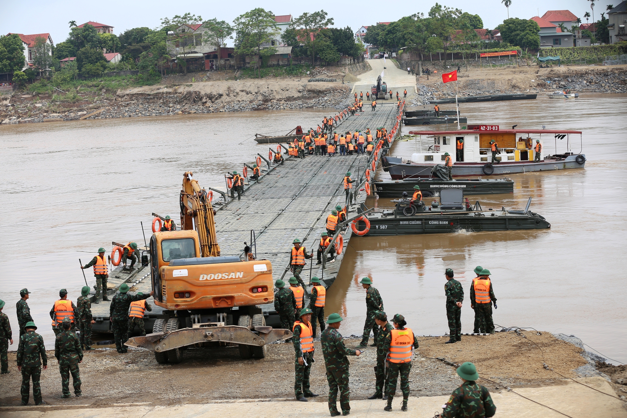 Cận cảnh cầu phao 60 tấn được hoàn thiện, thay thế cầu Phong Châu sau gần 20 ngày xảy ra sự cố kinh hoàng - Ảnh 16.