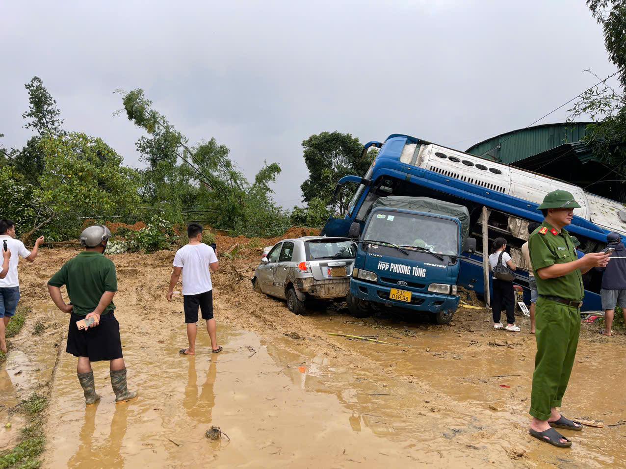 Vụ sạt lở vùi lấp nhiều nhà ở Hà Giang: Cháu bé lớp 5 chưa thoát được ra ngoài- Ảnh 2.