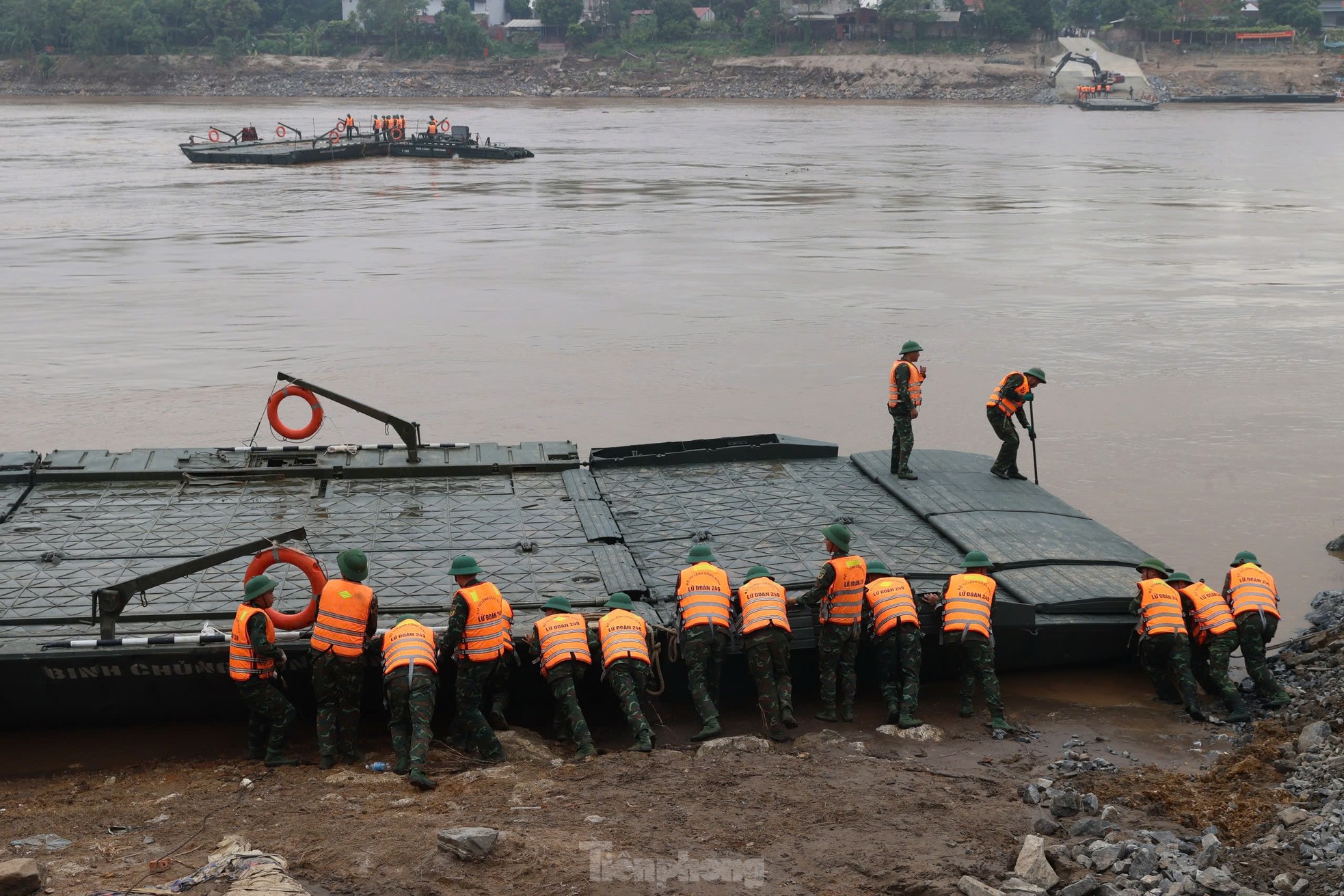 Ngày 30/9, thông xe cầu phao thay thế cầu Phong Châu- Ảnh 9.