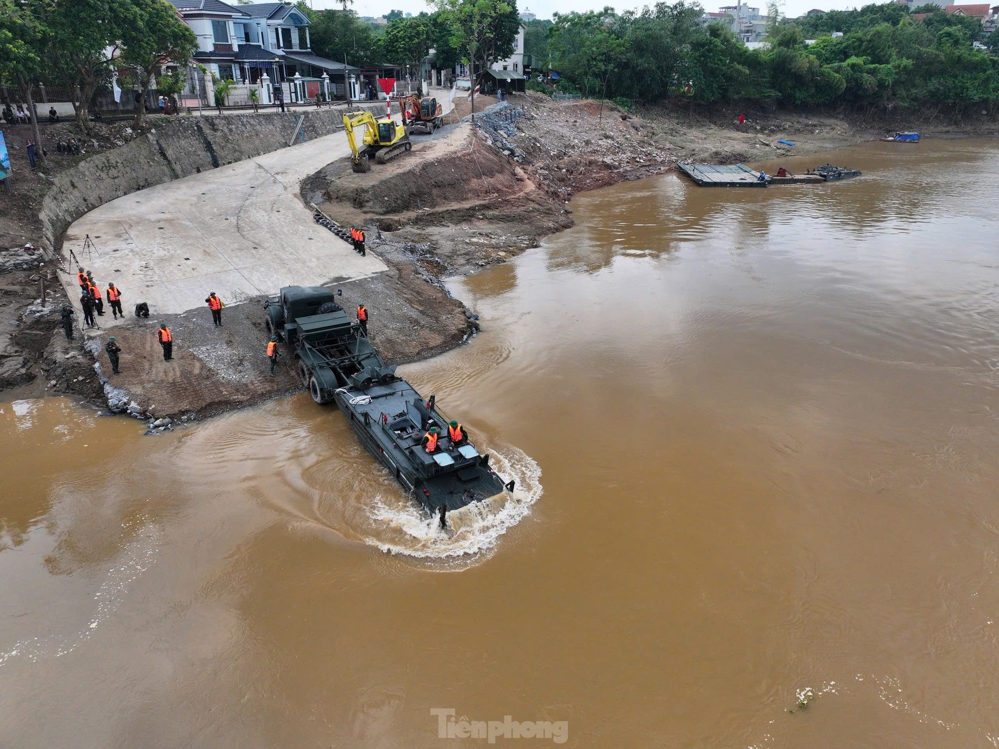 Công binh bắc cầu phao tại khu vực cầu Phong Châu- Ảnh 5.