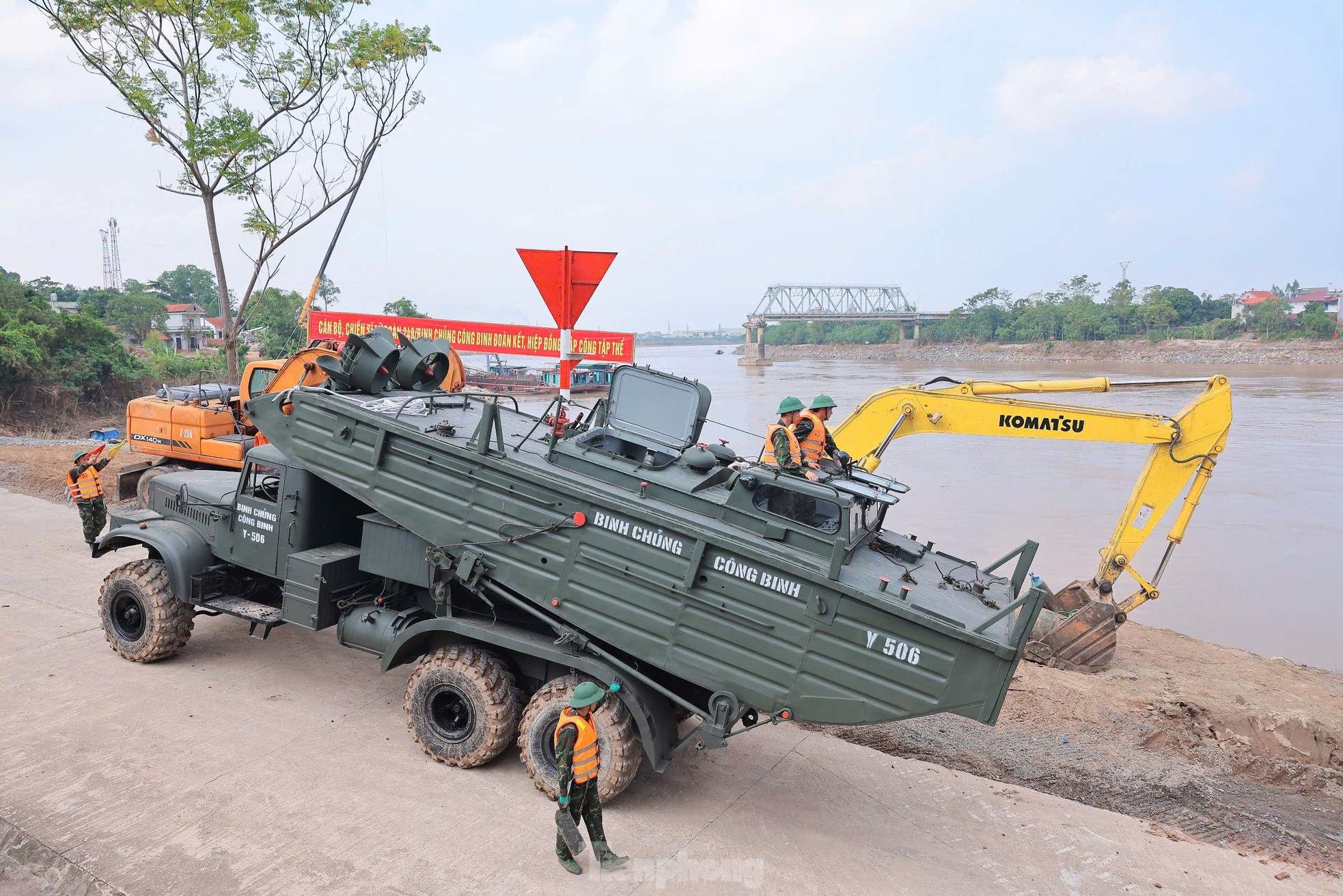 Công binh bắc cầu phao tại khu vực cầu Phong Châu- Ảnh 4.