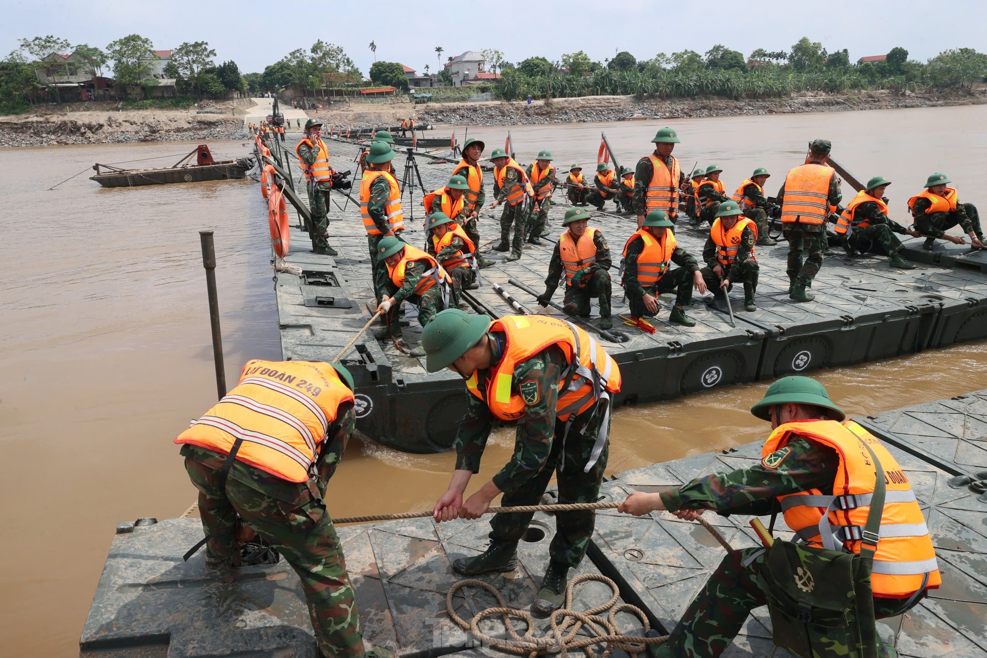 Ngày 30/9, thông xe cầu phao thay thế cầu Phong Châu- Ảnh 2.