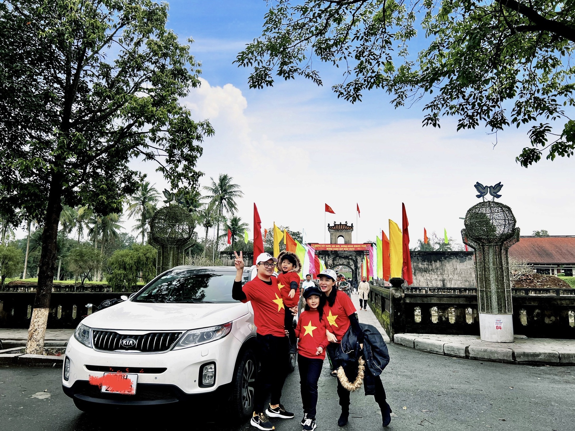 Gia đình lái Kia Sorento 18 chuyến để xuyên Việt check in 63 tỉnh thành với áo cờ đỏ sao vàng: 'Chuyến ngắn nhất chỉ 1 ngày, dài nhất 25 ngày'- Ảnh 18.