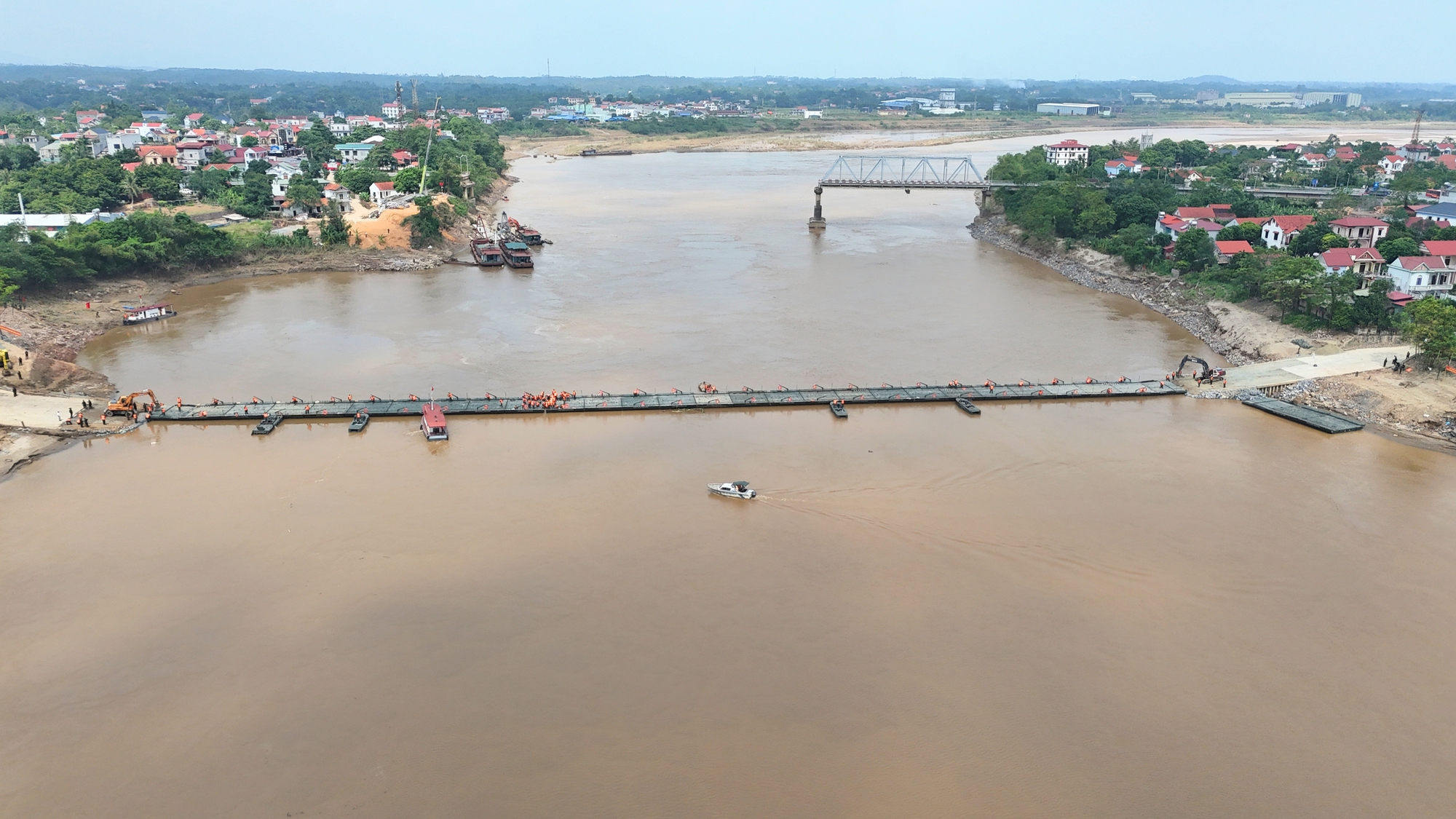 Người dân phấn khởi khi cầu phao được hoàn thiện: "Kể từ ngày cầu Phong Châu bị sập, mình phải đi đường vòng 50km mới đến trường"- Ảnh 2.