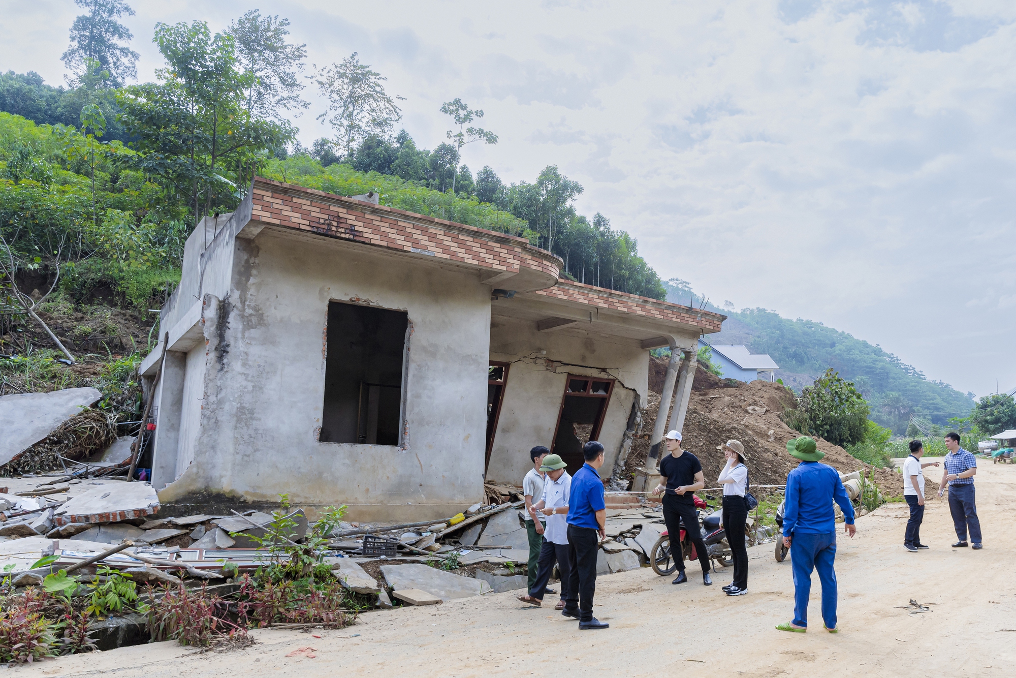 Á quân Mister Vietnam Nguyễn Phúc Lộc tham gia đoàn khám chữa bệnh, cấp phát thuốc, tặng quà tại Yên Bái- Ảnh 3.