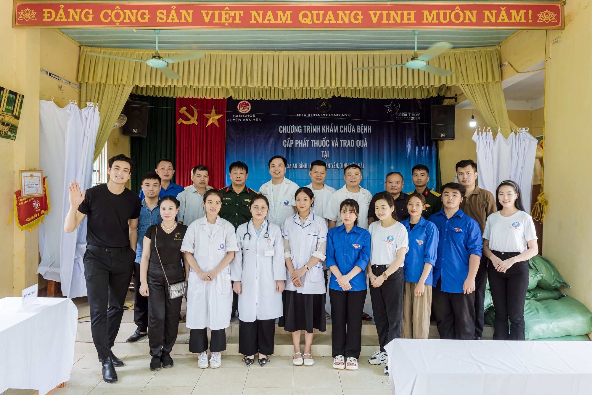 Á quân Mister Vietnam Nguyễn Phúc Lộc tham gia đoàn khám chữa bệnh, cấp phát thuốc, tặng quà tại Yên Bái- Ảnh 1.