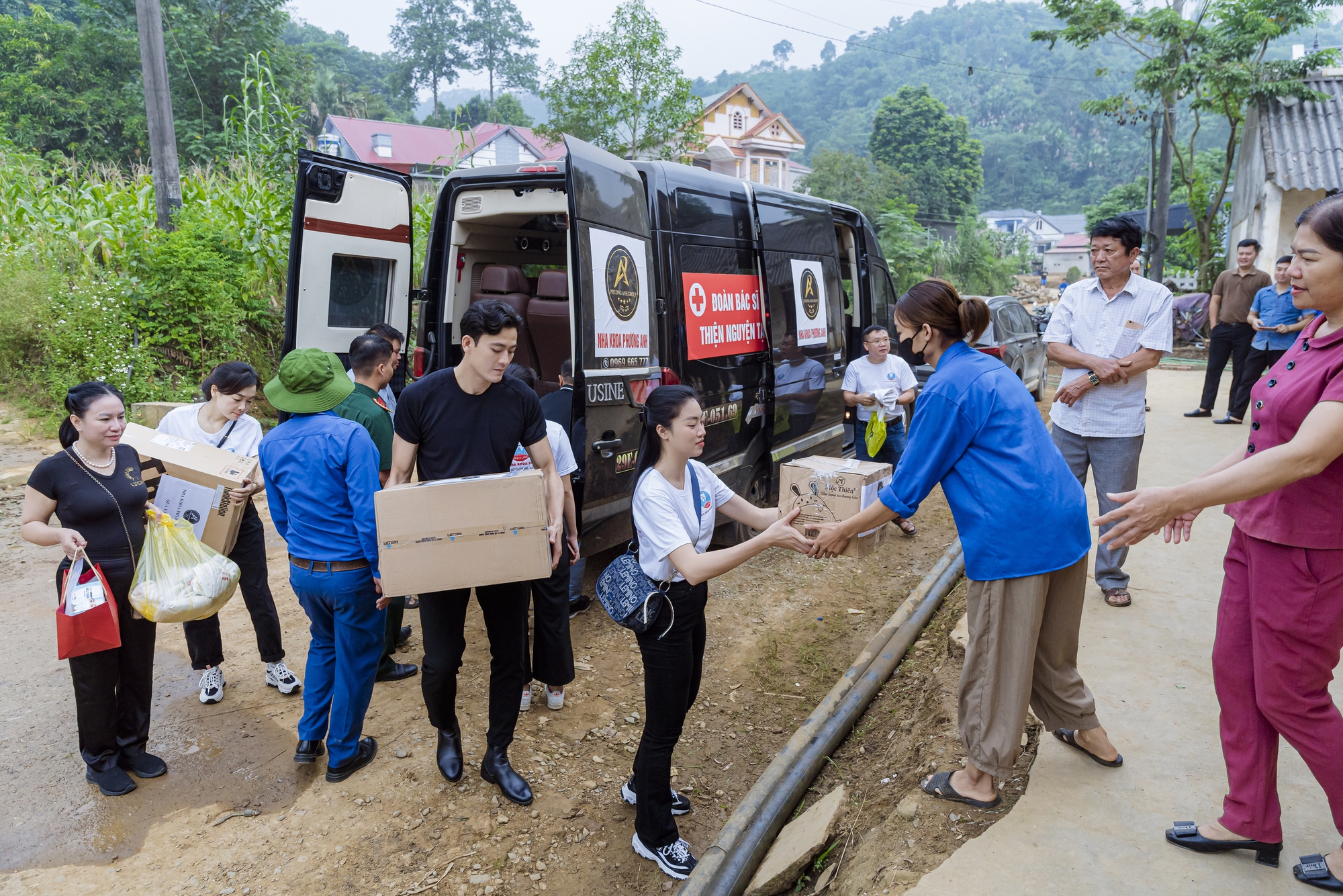 Á quân Mister Vietnam Nguyễn Phúc Lộc tham gia đoàn khám chữa bệnh, cấp phát thuốc, tặng quà tại Yên Bái- Ảnh 4.