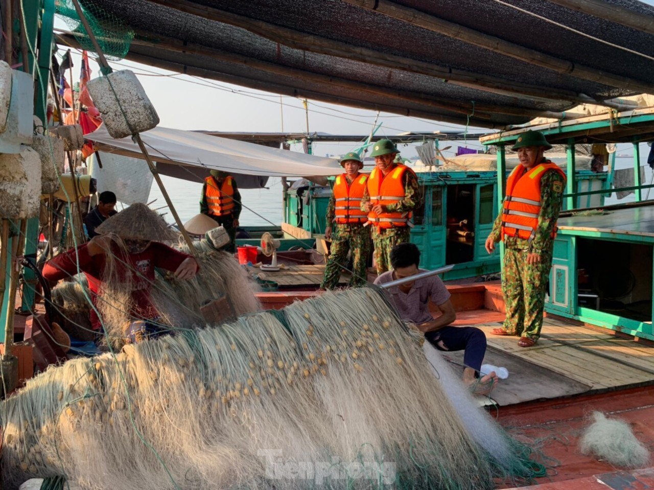 Bộ đội Biên phòng bắn pháo hiệu kêu gọi tàu thuyền tránh bão số 3 YAGI - Ảnh 4.