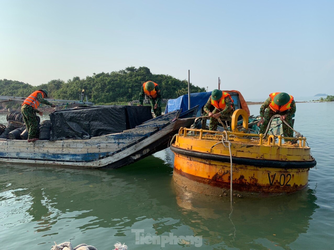 Bộ đội Biên phòng bắn pháo hiệu kêu gọi tàu thuyền tránh bão số 3 YAGI - Ảnh 2.