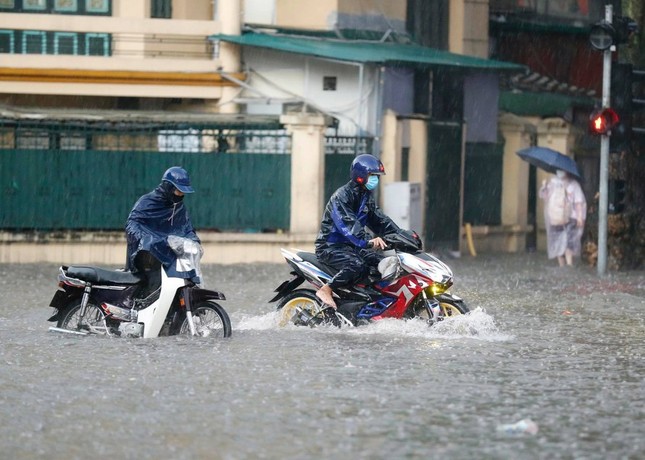 Siêu bão YAGI đổ bộ Hà Nội: Mưa lớn và gió giật mạnh - Ảnh 1.