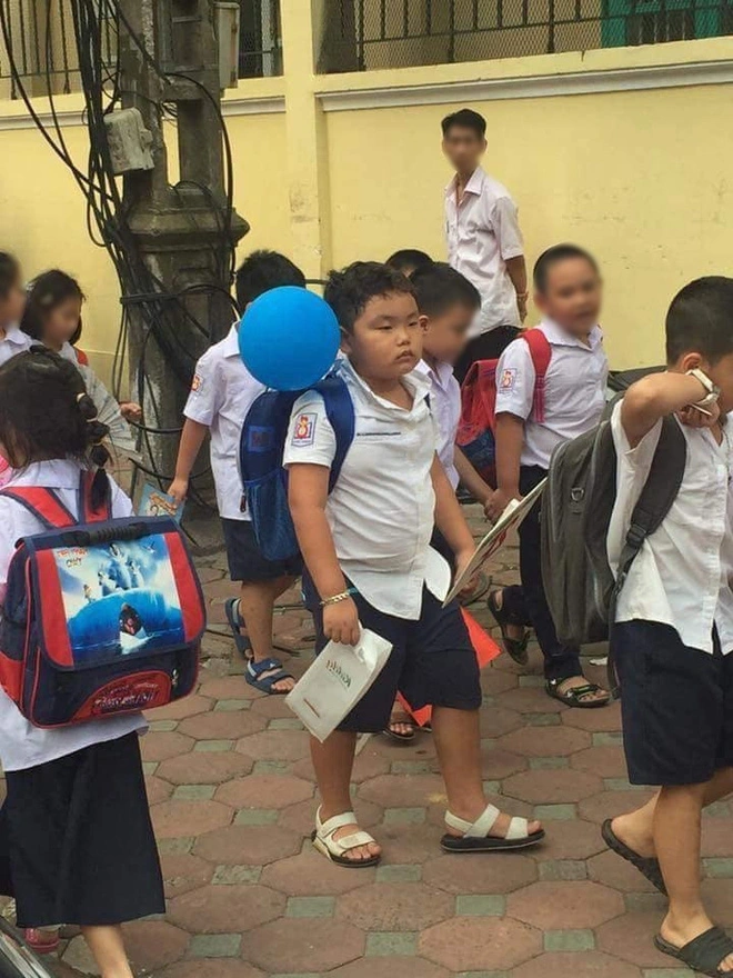 Đến hẹn, loạt meme cậu bé tiểu học "phấn khởi" đi dự lễ khai giảng huyền thoại lại hot - Ảnh 2.