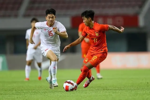 TRỰC TIẾP U22 Việt Nam vs U22 Uzbekistan: U22 Việt Nam gây bất ngờ với đội hình xuất phát - Ảnh 2.