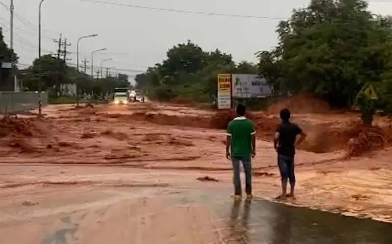 Cô gái trẻ bị lũ cát đỏ cuốn trôi trên đường phố Phan Thiết - Ảnh 1.