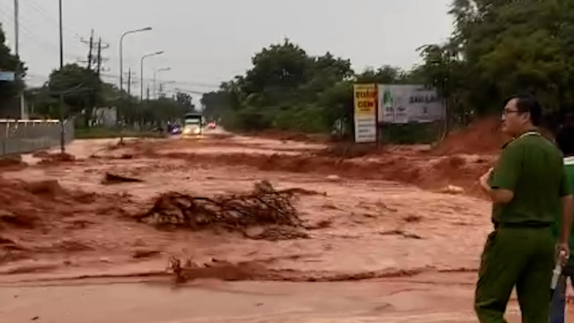 Cô gái trẻ bị lũ cát đỏ cuốn trôi trên đường phố Phan Thiết - Ảnh 3.