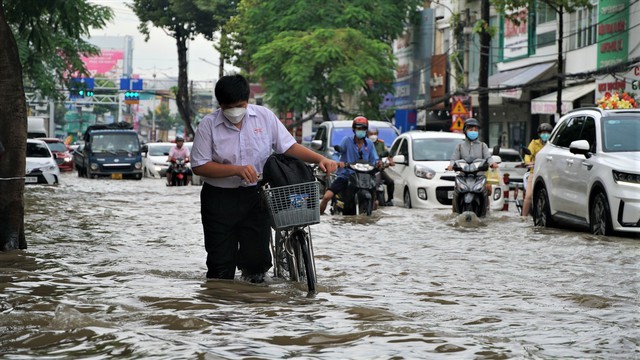 Học sinh Hà Nội nghỉ học tránh siêu bão Yagi vào ngày mai - Ảnh 1.