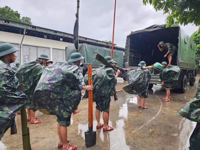 'Mệnh lệnh từ trái tim': Quân đội huy động hơn 450.000 người, 10.000 phương tiện ứng phó bão- Ảnh 2.